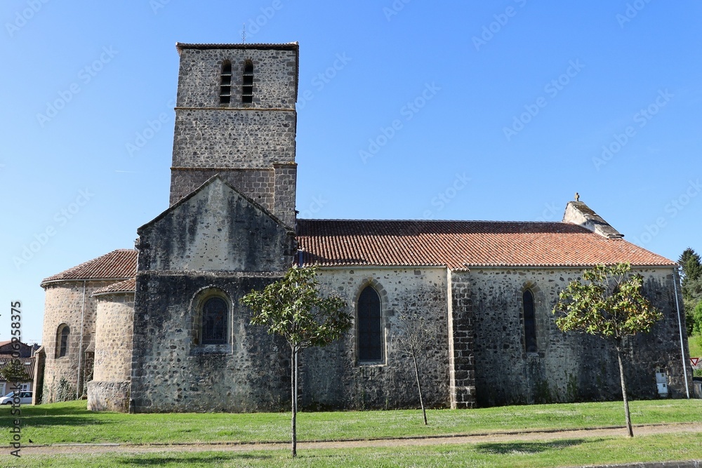 L'église Saint Barthelemy, vue de l'extérieur, ville de Confolens, département de la Charente, France