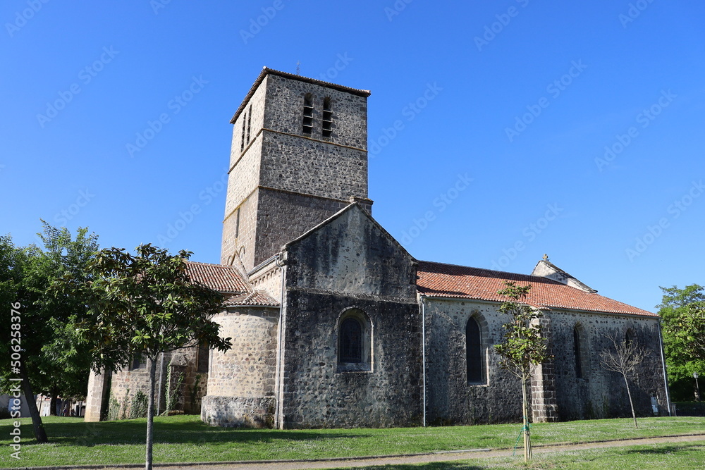 L'église Saint Barthelemy, vue de l'extérieur, ville de Confolens, département de la Charente, France