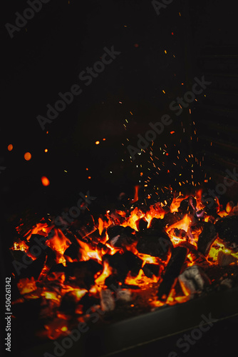 Imagen de brasas ardiendo en una parrilla de restaurante photo