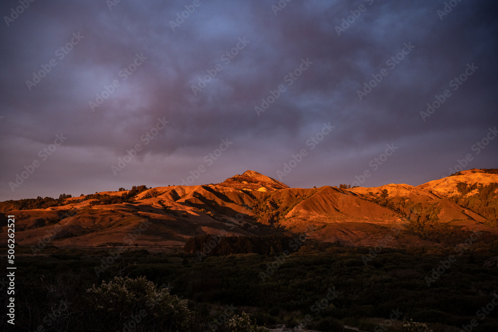 Evening Light On The Hills Over Andrew Molera State Park - obrazy, fototapety, plakaty 