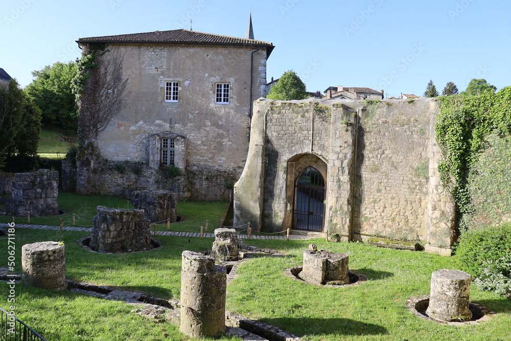 Les vestiges de l'abbaye Saint Sauveur, village de Charroux, département de la Vienne, France