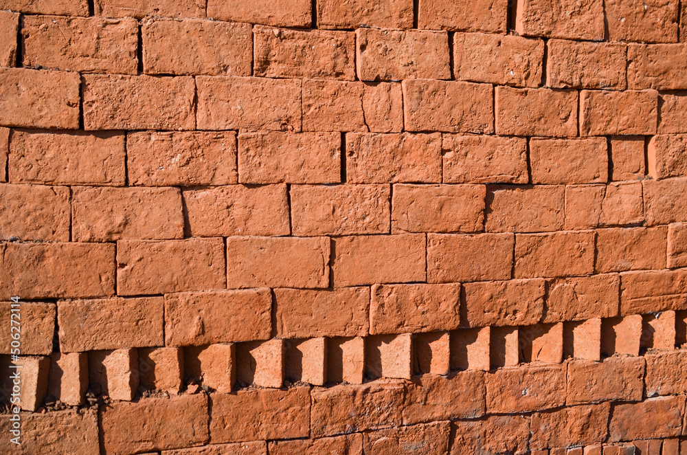 Ladrillo artesanal de barro cocido. Ladrillo de construcción foto de