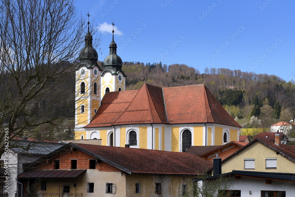 Barocke Marktkirche von Obernzell vor strahlend blauem Himmel