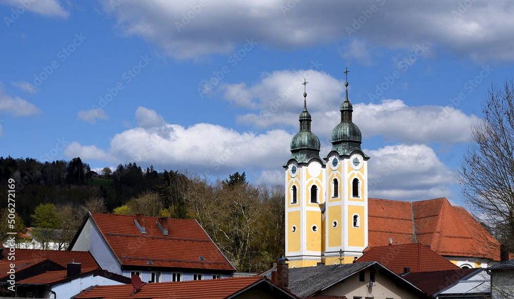 Türme der Marktkirche von Obernzell vor blauem Himmel
