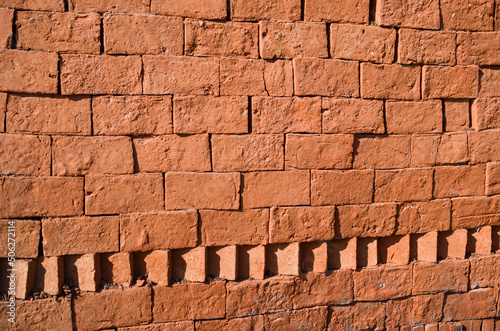 Ladrillo artesanal de barro cocido. Ladrillo de construcción