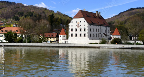 Schloss Obernzell am Ufer der Donau