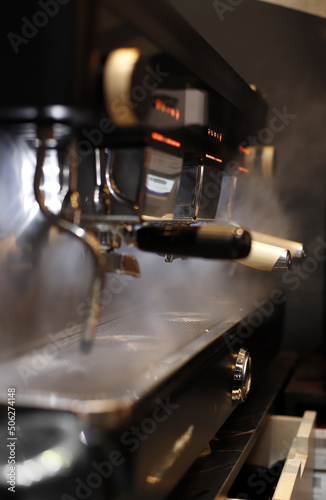 maquina de café echando vapor