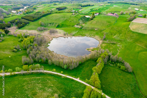 Wiejski krajobraz, widok z drona. Zielone pola na północy Polski. Suwalszczyzna wiosną.