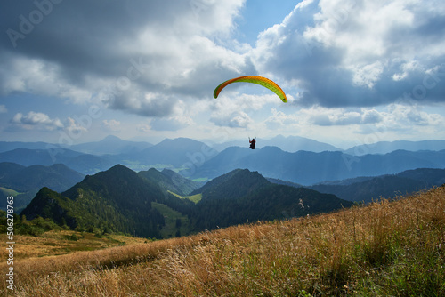 Paraglider in den Bergen
