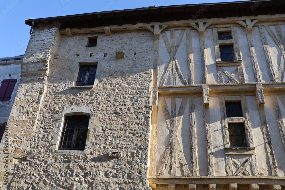 Maison typique, vue de l'extérieur, village de Charroux, département de la Vienne, France Maison typique, vue de l'extérieur, village de Charroux, département de la Vienne, France