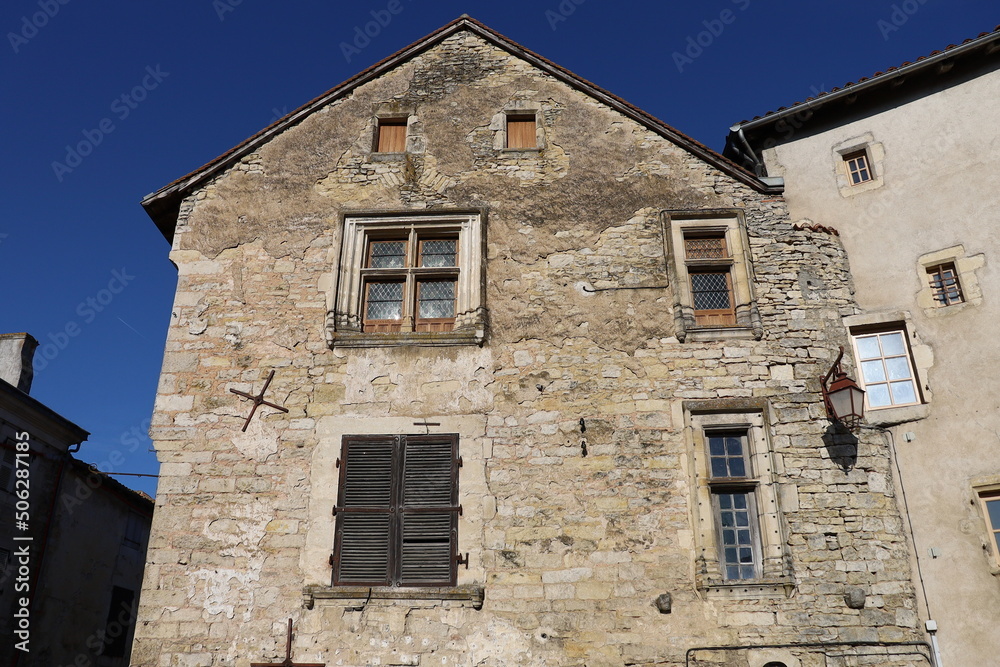 Maison typique, vue de l'extérieur, village de Charroux, département de la Vienne, France Maison typique, vue de l'extérieur, village de Charroux, département de la Vienne, France