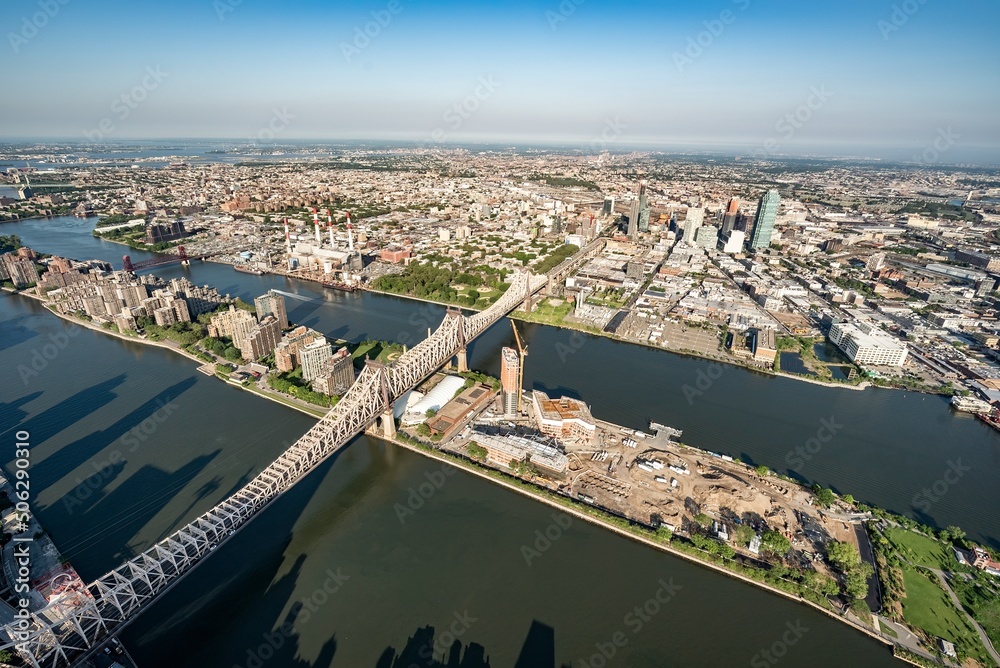 Fototapeta premium Manhattan bridge and Brooklyn bridge at sunset