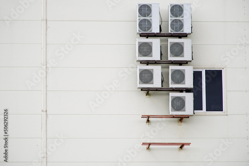 Obraz na plátne An example of installing a plurality of air conditioners on the outer wall of an office building