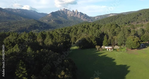 Vue aérienne dans l'après-midi des aiguilles de Bavella depuis Zona, Corse, France photo