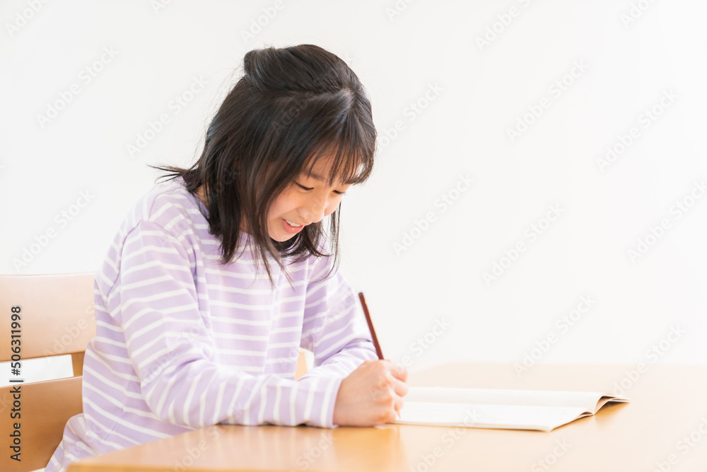 勉強をする女の子 勉強をする女の子