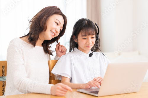 パソコンで勉強する親子 通信学習