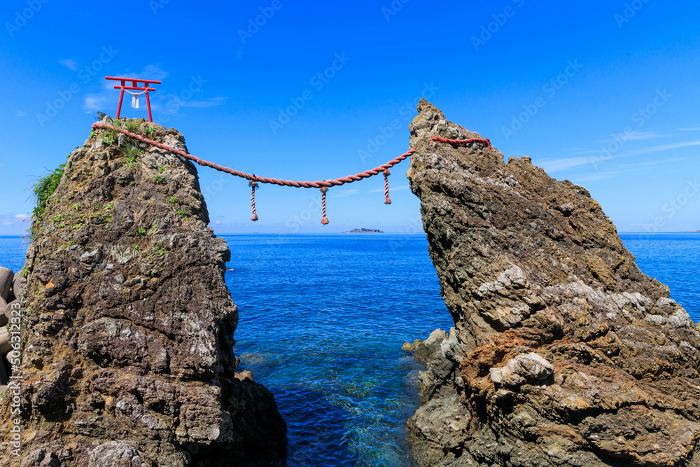 長崎県指定天然記念物の夫婦岩と軍艦島