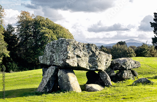 Tableau sur toile Plas Newydd prehistoric megalithic burial chamber on the Plas Newydd Estate, Ang