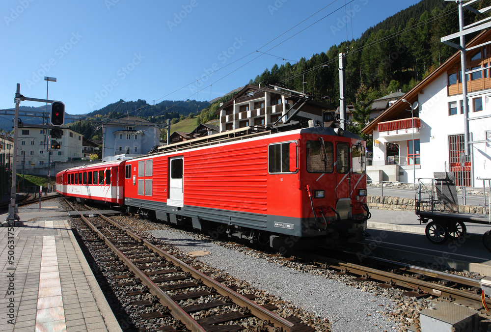 ディッセンティス駅に停車中のマッターホルンゴッタルド鉄道（MGB)の登山電車