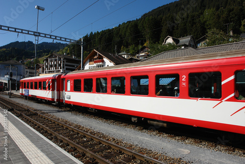 ディッセンティス駅に停車中のマッターホルンゴッタルド鉄道（MGB)の登山電車