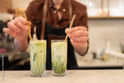 chá gelado matcha, com gelo.
drinque tropical verde. photo