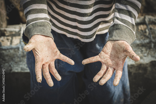 Fotografi Stained hands are forced to work