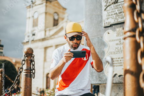 Tableau sur toile Reacción de preocupación de un hincha peruano mirando su teléfono