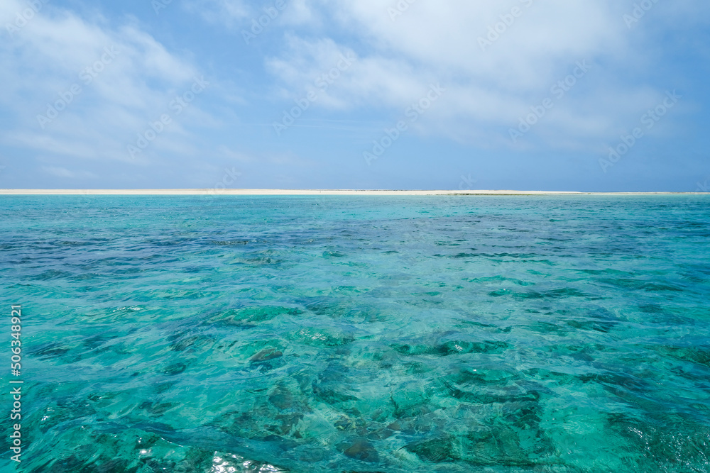 サンゴ礁の海越しに見える はての浜の陸地 サンゴ礁の海越しに見える はての浜の陸地