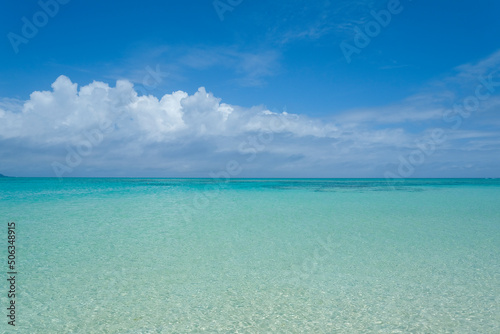 久米島はての浜から見る透明な海 © y.tanaka