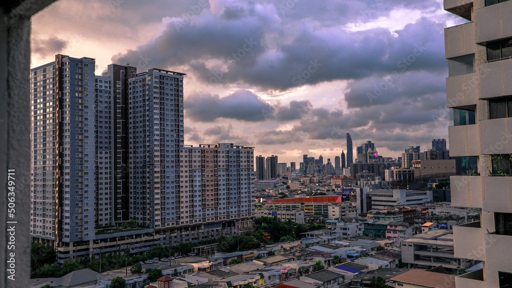 Naklejka premium The high angle background of the city view with the secret light of the evening, blurring of night lights, showing the distribution of condominiums, dense homes in the capital community