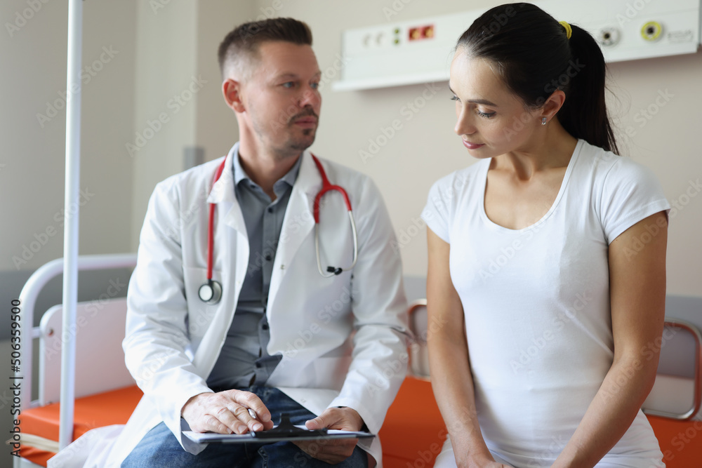 Obraz premium Male doctor communicates with female patient in clinic