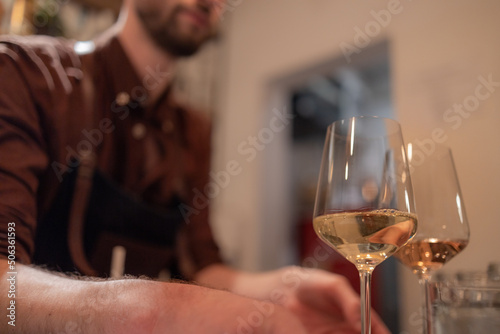 barman entregando taça de vinho branco