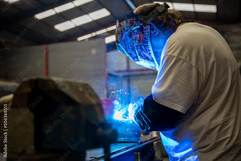 soudure-mig-industrielle-tuyauterie-chaudronnerie-m-tallerie-stock