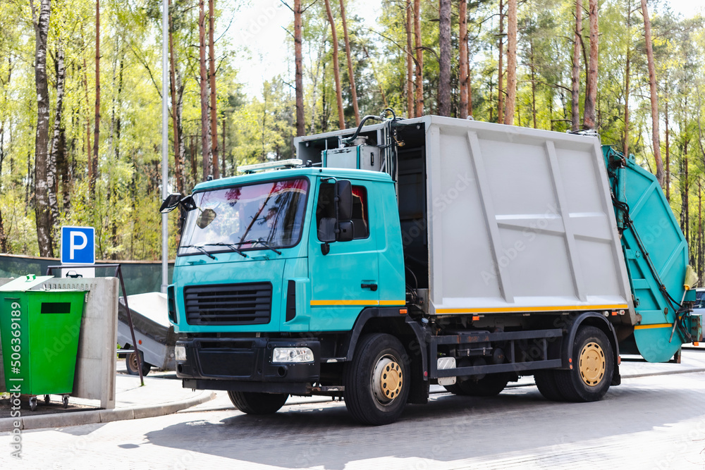 A garbage truck picks up garbage in a residential area. Loading mussar