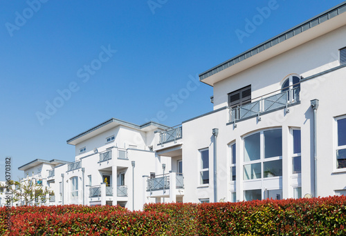 Germany, North Rhine-Westphalia, Cologne, Row of identical houses in modern suburb