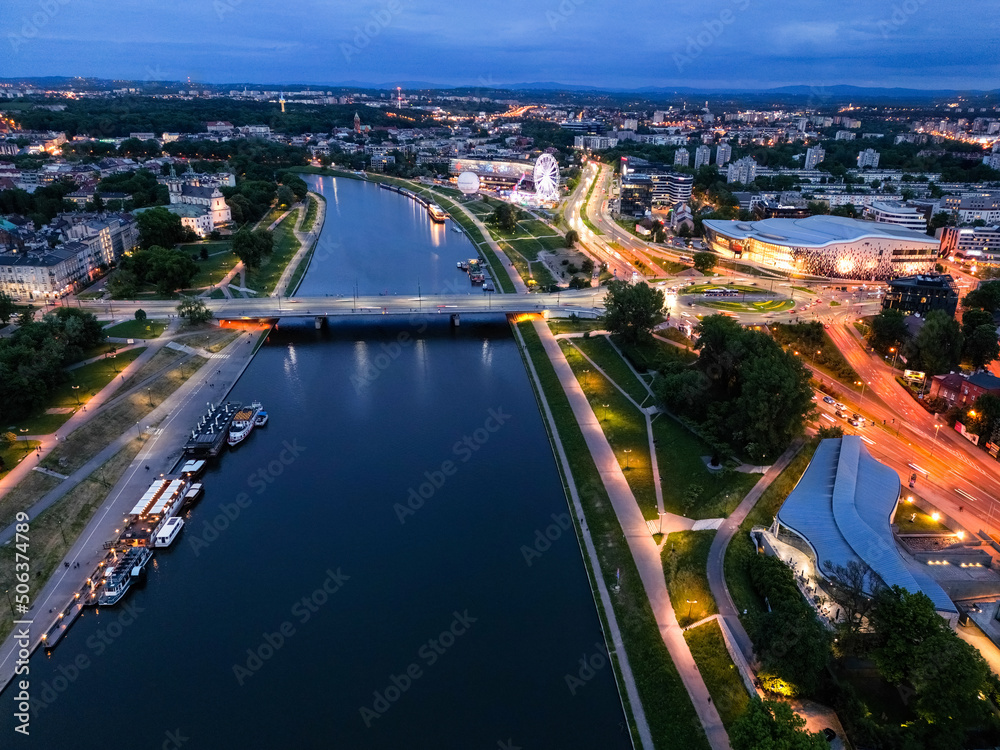 Most Grunwaldzki w Krakowie widok z góry nocny na oświetlone ulice.