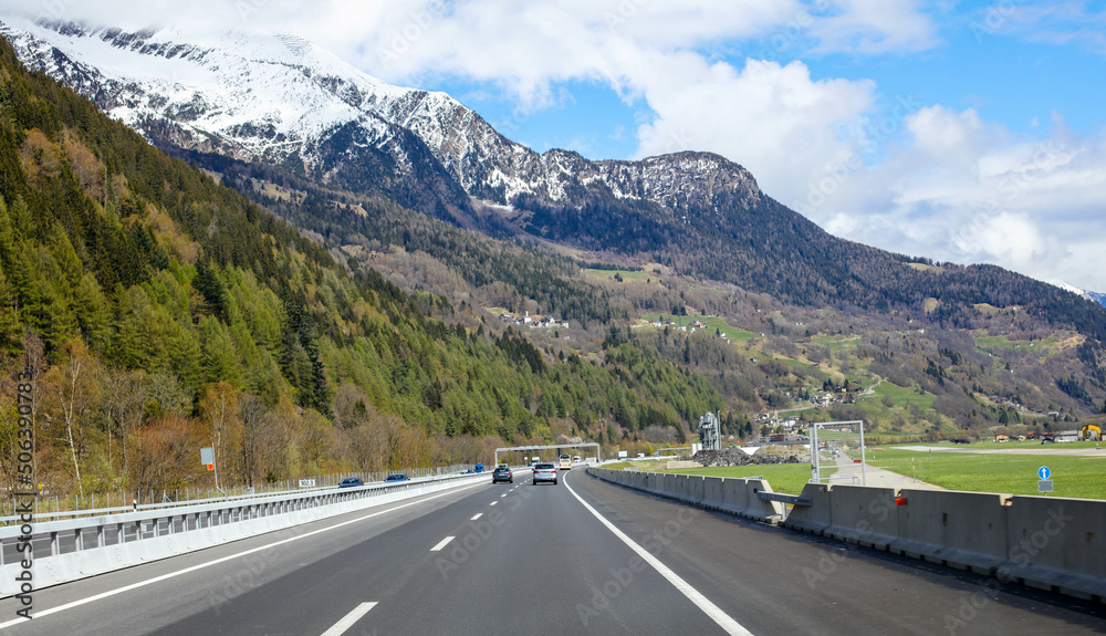 Autoroute avec des montagnes du Tessin en Suisse