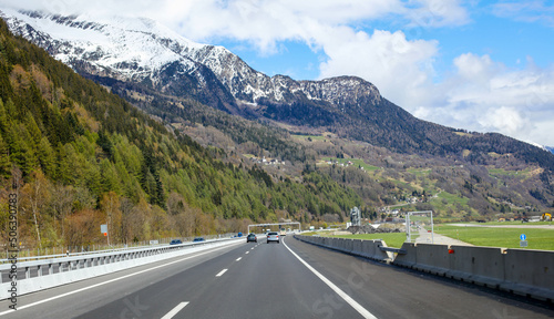 Autoroute avec des montagnes du Tessin en Suisse