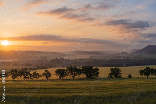 Die Landschaft zwischen dem Filsberg bei Hachelbich und dem Wipperdurchbruch bei Seega und Günserode kurz nach Sonnenaufgang.