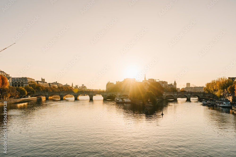 Naklejka premium Sunrise in the heart of Paris with Ile de la Cite and Pont Neuf