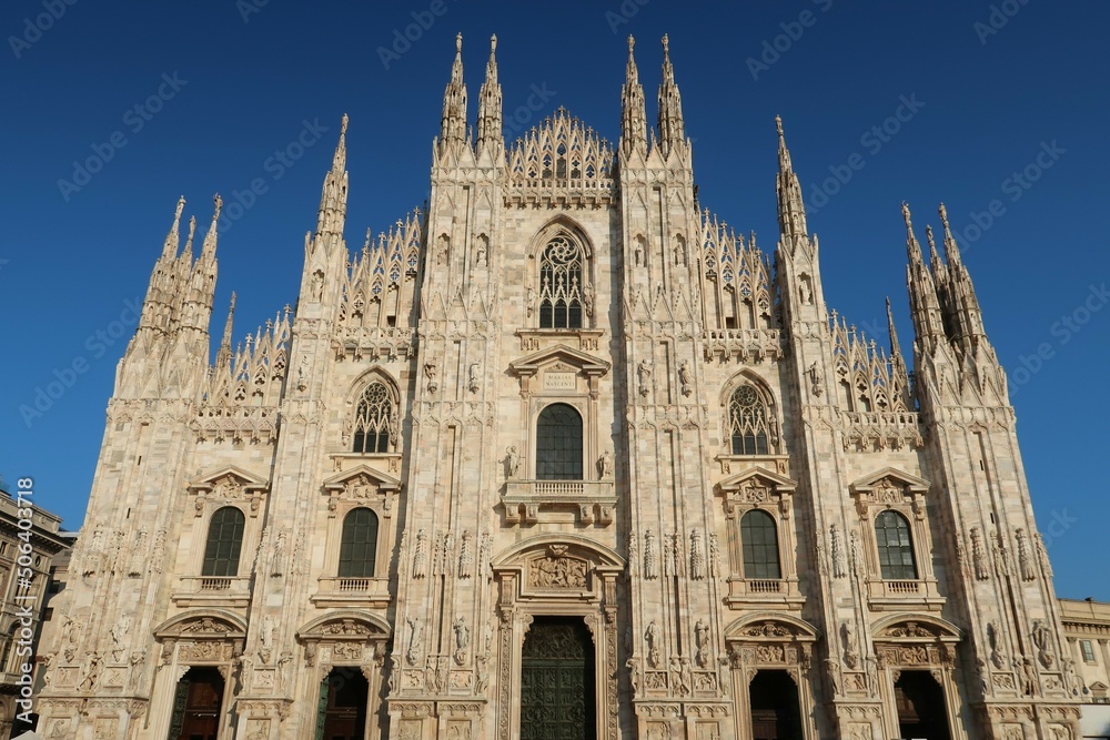 Duomo (cathédrale) de la ville de Milan / Milano en Lombardie, architecture de la façade du monument en marbre blanc (Italie)