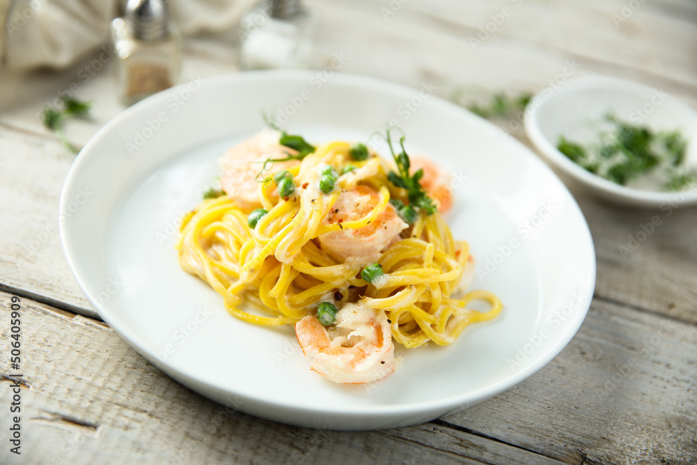 Pasta with shrimps and green pea