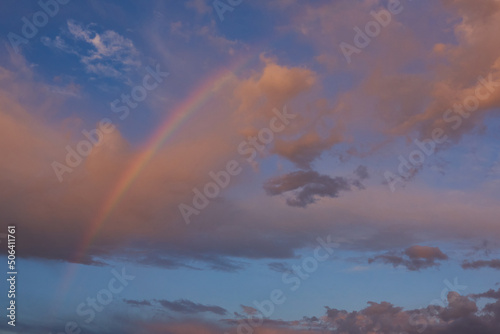 Ein Regenbogen in der Abendsonne 