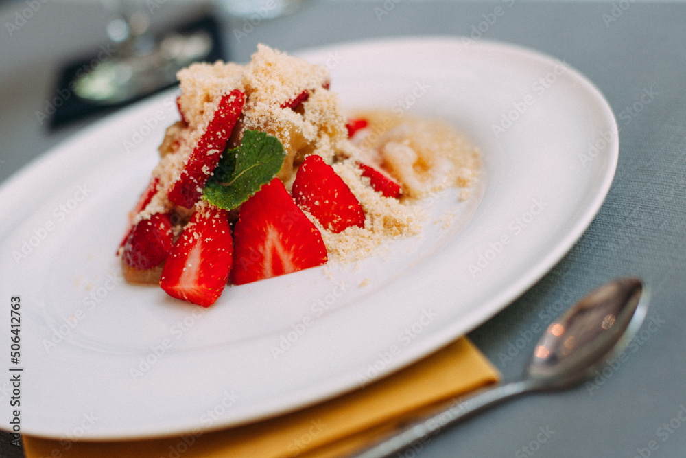 cheesecake with strawberries