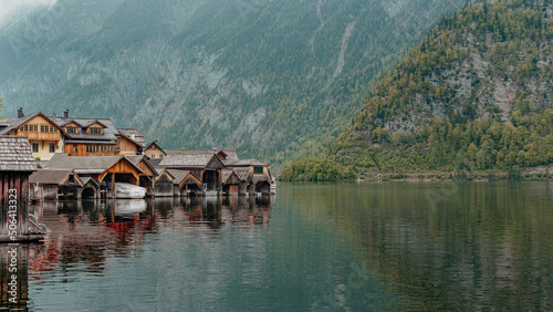 Foto Wooden boathouses forming the waterfront of Hallstatt