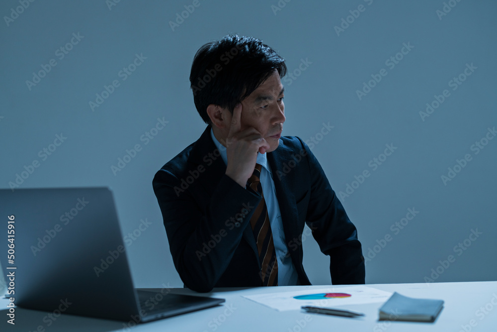 仕事に悩む60代ビジネスマン