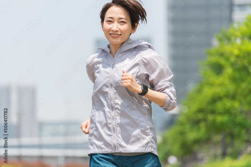 笑顔で走る疾走感のある日本人女性