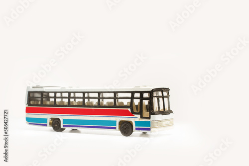 Autobus de juguete sobre un fondo blanco liso y aislado. Vista de frente y de cerca. Copy space photo