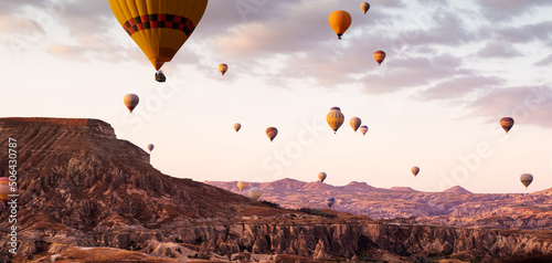 Canvastavla Panoramic view of hot air balloons flying during festival in Cappadocia, Turkey