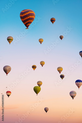 Hot air balloons flying in bright sunset sky Fototapet